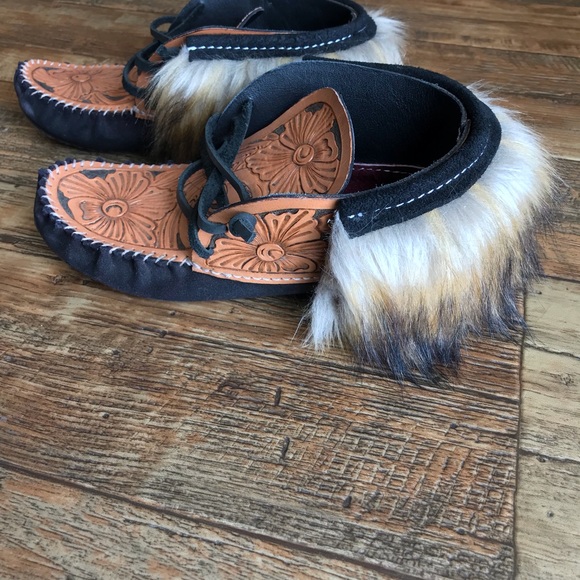 Tooled leather & faux fur moccasins - Picture 3 of 6